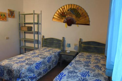 a bedroom with two beds and a shelf and a mirror at villa aurora in Simius