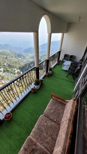 Habitación con balcón con vistas a las montañas. en RB Cottage at mall road mussoorie, en Mussoorie