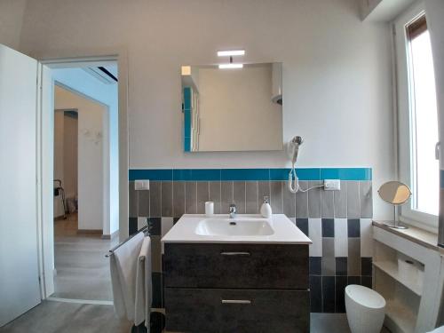 een badkamer met een wastafel en een spiegel bij Giulia BB Sorrento in Sorrento