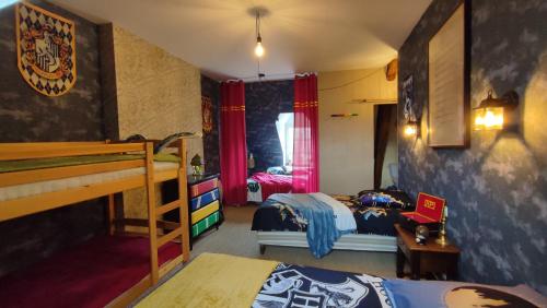 1 dormitorio con 2 camas y 1 litera en Le Relais des Fontaines en Nouans-les-Fontaines