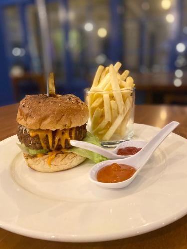 Comida en o cerca de este hotel