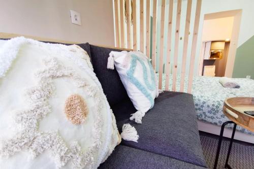 Postel nebo postele na pokoji v ubytování Studio design tout équipé avec netflix & terrasse