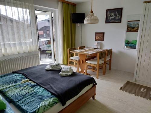 ザンクト・ギルゲンにあるFerienwohnung Studio 6 Bergblickのベッドルーム(テーブル、ベッド1台付)、ダイニングルームが備わります。