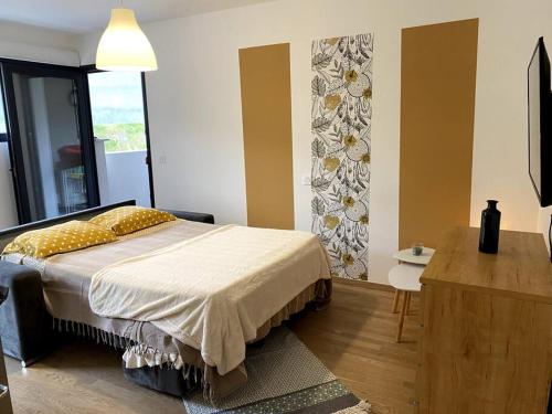 1 dormitorio con cama, mesa y ventana en Studio Genovese en Ajaccio