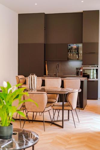une cuisine et une salle à manger avec une table et des chaises dans l'établissement Hôtel particulier 123m² centre historique Avignon., à Avignon