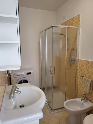 y baño con ducha, lavabo y aseo. en B&B Villino Giovanna, en Porto SantʼElpidio