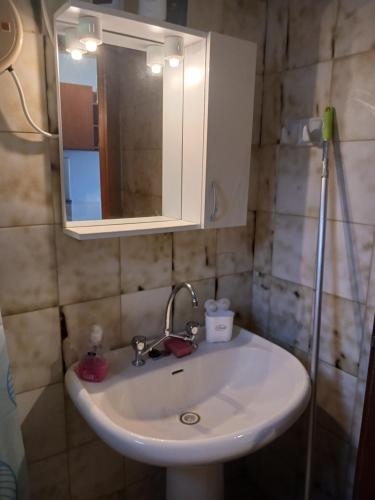 レティムノ・タウンにあるRoute 66 Arizona 7のバスルーム(白い洗面台、鏡付)