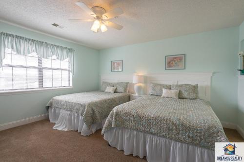 Una cama o camas en una habitación de 2BR Penthouse Condo - 2 Pools - Close to the Strip - Stairs Required - FREE TICKETS INCLUDED - FHE-17