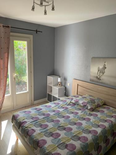 une chambre avec un lit et une fenêtre dans l'établissement Lapeyre, à Lignan-de-Bazas