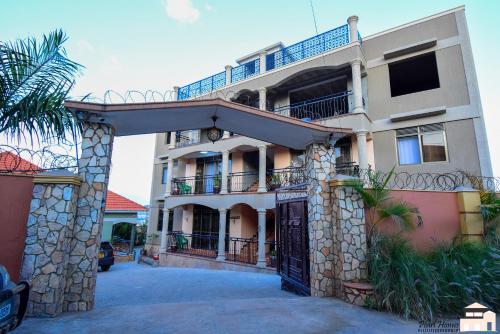 - un grand bâtiment avec un balcon et un portail dans l'établissement Elegant 2bedroom apartments close to city center, à Kampala