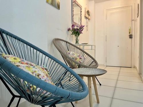 2 sillas y una mesa en una habitación en Apartment on the beach with parking and pool, en Calpe