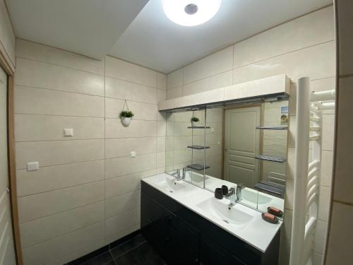 uma casa de banho com um lavatório e um espelho em IDEAL 24H LE MANS em Mulsanne