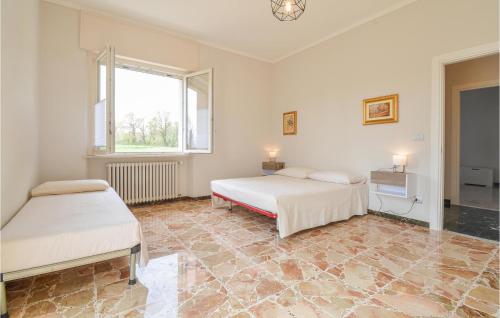 1 dormitorio con 2 camas y ventana grande en Casa Pra Bene Vagienna, en Bene Vagienna