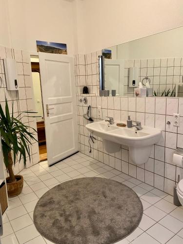 W łazience znajduje się umywalka, toaleta i lustro. w obiekcie Entspannt Mittendrin w Hanowerze