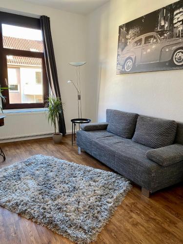 salon z kanapą i samochodem na ścianie w obiekcie Entspannt Mittendrin w Hanowerze