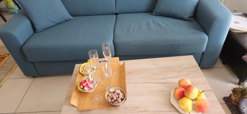 - un salon avec un canapé et une table avec des verres à vin dans l'établissement Les Grenadines du samedi au samedi, à Antibes