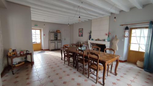 uma cozinha e sala de jantar com mesa e cadeiras em Le Relais des Fontaines em Nouans-les-Fontaines