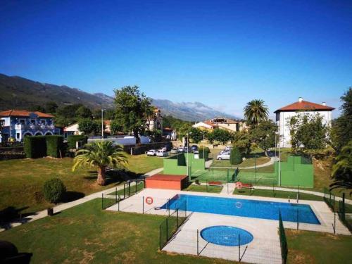 - Vistas a la piscina de la ciudad en Preciosa Casa de Indiano En Noriega (Asturias), en Noriega