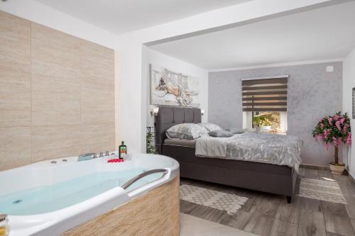 Ένα ή περισσότερα κρεβάτια σε δωμάτιο στο Volcera SPA