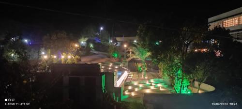 Un jardín fuera de Treehouse Tabor Hills Resort Vagamon