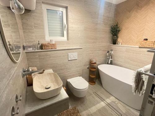 Kúpeľňa v ubytovaní Villa Maris- beachfront villa with exclusive pool