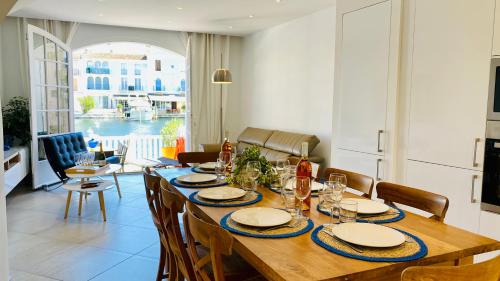 a dining room with a wooden table and chairs at Maison de pêcheur in Grimaud