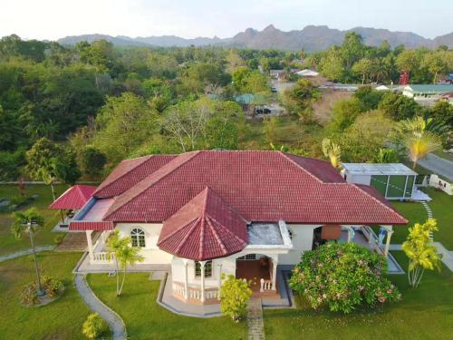 una vista aérea de una casa con techo rojo en My Excel Garden Deluxe Villa with Orchard and Pool, en Air Hangat