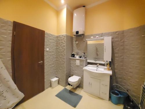 La petite salle de bains est pourvue de toilettes et d'un lavabo. dans l'établissement Budapest Walking Street-V, à Budapest
