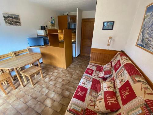 Cette chambre dispose d'un canapé, d'une table et d'une cuisine. dans l'établissement Chaleureux studio avec balcon Sud/Ouest à 500m du centre, parking et à deux pas des remontées! - FR-1-693-54, à Châtel