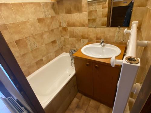 a bathroom with a sink and a bath tub at Chaleureux studio avec balcon Sud/Ouest à 500m du centre, parking et à deux pas des remontées! - FR-1-693-54 in Châtel