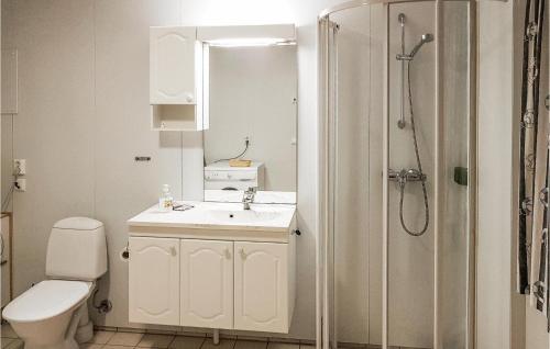 Kupatilo u objektu 2 Bedroom Cozy Home In Finns