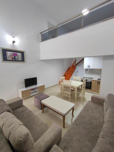 Ruang duduk di Rose Apartment