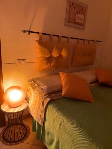 テーラモにあるTeramo Garibaldi's Sweet Homeのベッドルーム1室(ベッド1台、テーブルの上にランプ付)