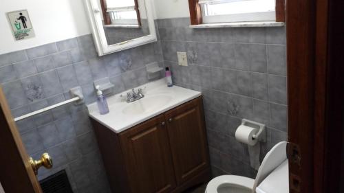 uma casa de banho com um lavatório e um WC em HOVA HOUSE NORTH em Elizabeth
