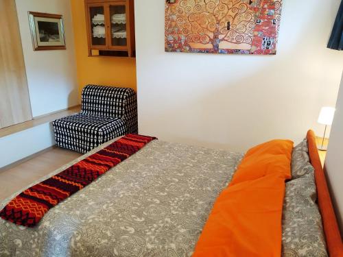 ヴェッツァーノにあるLe Betulleのベッドルーム1室(ベッド1台、椅子付)