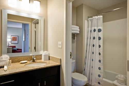 ห้องน้ำของ TownePlace Suites Dallas/Lewisville