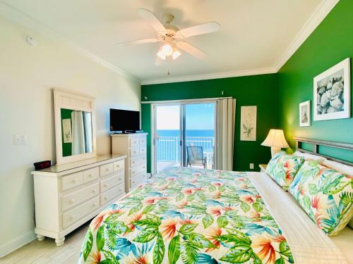 Crystal Shores 1301 by ALBVR - Beautiful Beachfront Corner Condo with Gorgeous Views! في غولف شورز: غرفة نوم بسرير ومروحة سقف