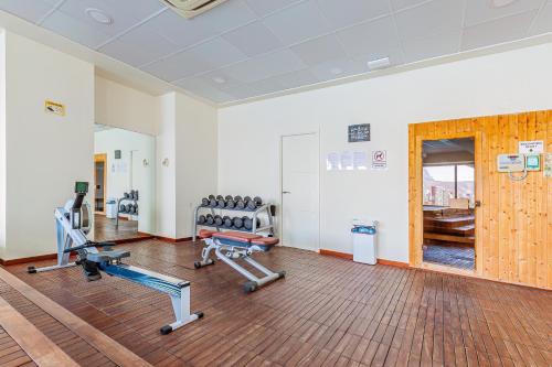 un gimnasio con 2 cintas de correr y pesas en una habitación en GEMELOS Levante beach apartments en Benidorm