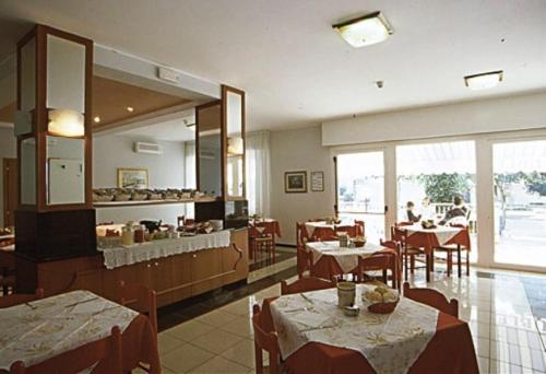 Reštaurácia alebo iné gastronomické zariadenie v ubytovaní Hotel Paris