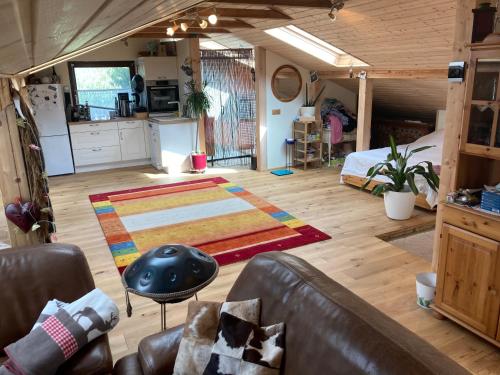 a living room with a couch and a kitchen at Outstandingfree in Holzleiten