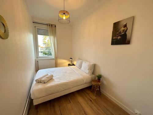 una camera con un letto in una stanza con una finestra di A2D Bel appartement, Nancy Thermal a Nancy