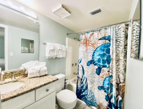 ein Bad mit einem WC und einem Duschvorhang in der Unterkunft Phoenix I 1117 by ALBVR - Beachfront and beautifully-updated - The perfect spot to vaca with amazing views! in Orange Beach