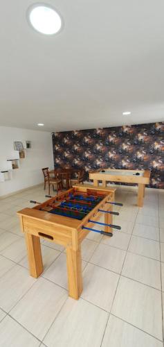 una habitación con dos mesas de ping pong. en Xodó da Aldeia, en São Pedro da Aldeia
