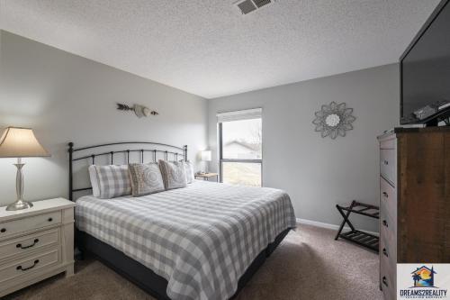 a bedroom with a bed and a window and a dresser at 1BR Walk-In Condo at Pointe Royal - 2 Pools - FREE ATTRACTION TICKETS INCLUDED -PR42-16 in Branson