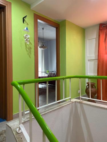 トラーパニにあるIl Nostro Soleの緑の壁の客室で、バルコニー(鏡付)が備わります。