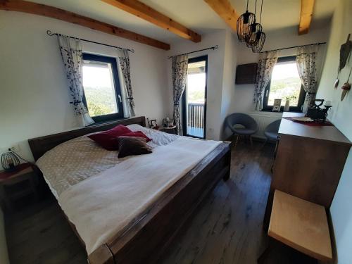Un pat sau paturi într-o cameră la House Na Starom Kućištu