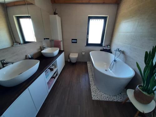Koupelna v ubytování House Na Starom Kućištu