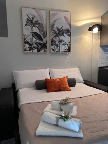 een slaapkamer met een bed met handdoeken erop bij La casa di Ale 69 in Napels