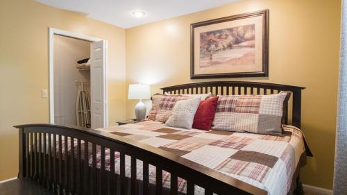 ブランソンにある2BR Condo at Pointe Royale - Stairs Required - 2 Pools - FREE TICKETS INCLUDED - PR50-4のベッドと壁に絵が飾られた寝室