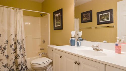 ブランソンにある2BR Condo at Pointe Royale - Stairs Required - 2 Pools - FREE TICKETS INCLUDED - PR50-4の洗面台、トイレ、シャワー付きのバスルーム